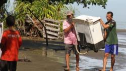 Banjir Rob Terjang Meulaboh, Warga Ngungsi hingga Angkat Mesin Cuci