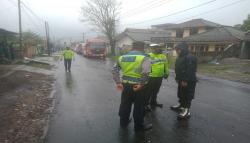 Cegah Kebakaran akibat Tumpahnya BBM di Cisurupan Garut, 1 Unit Damkar Dikerahkan<