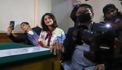Senyum Dewi Perssik Jalani Sidang Cerai dengan Angga Wijaya