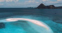 5 Pulau Tak Berpenghuni untuk Ide Healing, Nomor 4 saat Air Surut Terlihat Mirip Gunung 