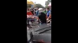 Ngeri, Detik-Detik Minibus Tabrak Pengendara Motor dan Warung di Surabaya, 6 Luka Parah 