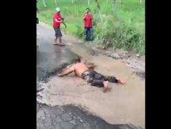 Viral Warga Lampung Selatan Mandi Lumpur Protes Jalan Rusak Tak Diperbaiki
