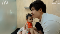 Bikin Shock! Atta Halilintar Salah Pakai Sabun saat Mandikan Baby Ameena: Maaf Ya Nak