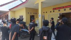 Kades Sukaresmi Sukabumi Diduga Arogan dan Ngajak Duel, Puluhan Warga Geruduk Balai Desa