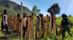 Prajurit Raider 408/Suhbrastha Bangun Pagar Sepanjang 1 Km untuk Atasi Hama Babi<