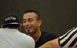 Astaga, Mantan Kiper Timnas Ini Isi Waktu dengan Adu Otot Klas Berat 