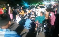Detik-Detik Evakuasi Pasien RS Siloam, Tegang Selang Infus Pasien Masih Terpasang<