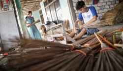 Bangga! Sapu Lidi Buatan RI Tembus Pasar Dunia, Diekspor ke Mana Saja?