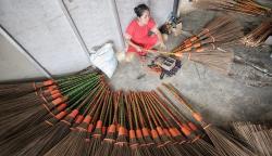 Kerajinan Sapu Lidi Buatan Gresik Diekspor ke Brunei Darussalam