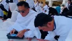 Tahlil untuk Emmeril Kahn Mumtadz Dipimpin Gus Miftah Menggema di Depan Kakbah