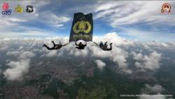 Penampakan 41 Penerjun TNI-Polri Kompak Kibarkan Bendera saat HUT ke-76 Bhayangkara