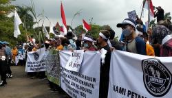 Kerap Diganggu Ormas, Ribuan Petani Tebu Indramayu Demo Minta Perlindungan Hukum<