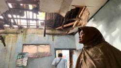 Miris, Warga Cipatat KBB Ini 4 Bulan Numpang di Tetangga gegara Rumah Ambruk Termakan Usia <