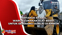 Bertaruh Nyawa, Warga Gunakan Alat Berat untuk Seberangi Sungai di Ambon