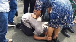 Haru, Anak Nelayan Ini Langsung Sujud Syukur Cium Kaki Ibu usai Dilantik Jadi Polisi