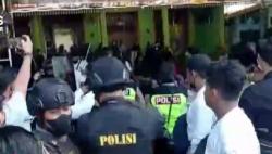 Pesantren Anak Kiai Jombang Dikepung, Polisi Bertameng Jaga Pintu Masuk
