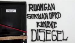 Anggota DPRD Konawe Segel Kantor Sekwan, Kesal Uang Perjalanan Dinas Belum Dibayar