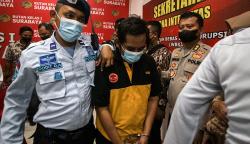 Tampang Subchi, Tersangka Kasus Dugaan Pencabulan Diborgol Polisi