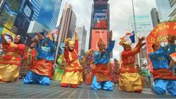 Keren Banget Penampilan Tim Muhibah Angklung Jabar di Time Square New York<