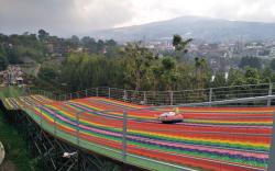 Uji Nyali di Perosotan Raksasa Rainbow Slide Lembang KBB, Sensasi Meluncur Deras 50 Km per Jam<
