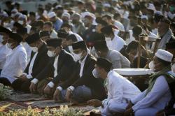   Anies Baswedan Salat Idul Adha di Jakarta International Stadium