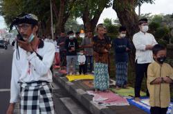 Potret Pecalang Berjaga saat Pelaksanaan Salat Idul Adha di Bali