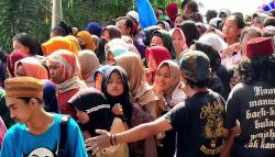 Pembagian Daging Kurban di Padepokan Cirebon Ricuh, Warga Berebut meski Tak Berkupon<