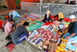 Rayakan Idul Adha, BPM Kalbar Bagikan Paket Daging Kurban ke Warga