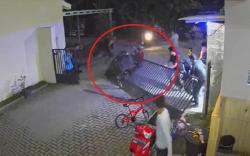 Terekam CCTV Sapi Kurban Ngamuk Seruduk Gerbang Masjid 2 Kali, Satu Bocah Terpental<