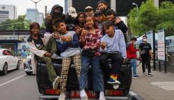 Begini Gaya Anak Citayam Adu Fashion saat Nongkrong di Taman Stasiun Dukuh Atas