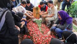 Isak Tangis Keluarga Iringi Pemakaman Pelawak Rini S Bon Bon