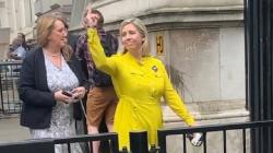 Menteri Pendidikan Inggris Dikecam usai Acungkan Jari Tengah ke Pendemo, Begini Pembelaan Dirinya