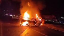 Ngeri, Mobil Pikap Tabrak Pembatas Jalan Pantura Subang lalu Terbakar, 4 Orang Tewas 3 Luka-luka<