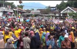 Tradisi Sadranan Lepen, Ribuan Warga Desa Banjarsari Temanggung Berebut 7 Gunungan