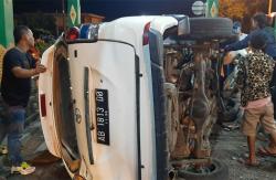 Pengemudi Mengantuk, Minibus Tabrak Tiang TPR Pantai Parangtritis hingga Terguling