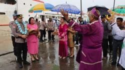 Tiba Perdana di Kepulauan Talaud, Kapolres AKBP Dandung Disambut secara Adat