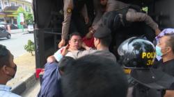 Eksekusi Bangunan Kafe di Medan Ricuh, Warga Bentrok dengan Polisi