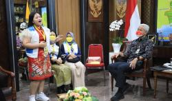 Ganjar Terpukau Aksi Anak Penyintas Kanker Nyanyikan Lagu Sewu Kutho: Hebat Banget 