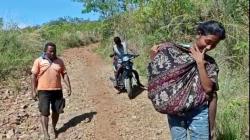 Miris, Ibu di Sikka Gendong Anak dan Jalan 3 Km untuk Berobat ke Puskesmas