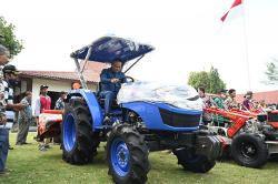 Dukung Produktivitas Pertanian, Pemkab Kebumen Bagikan Puluhan Alsintan untuk Gapoktan
