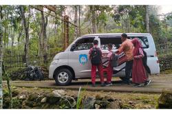 Viral, Kisah Guru yang Rogoh Kocek Sendiri untuk Antar Jemput Siswa Setiap Hari