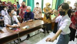  Ganjar Pastikan Siswa dari Keluarga Miskin Diprioritaskan untuk Isi Kekosongan Sekolah