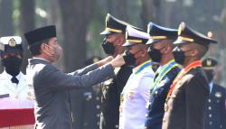 Perwira Peraih Adhi Makayasa Disematkan Pangkat oleh Jokowi : Saya Hormat Sampai Gemetaran