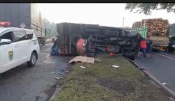  Tronton Tabrak Truk Mogok di Jalur Pantura Alas Roban Batang, 1 Orang Tewas 1 Luka-luka<