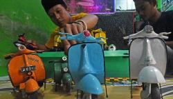 Kerajinan Miniatur Vespa Klasik Berbahan Daur Ulang Logam