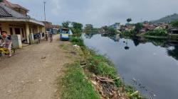 Air Situ Ciburuy Hitam dan Bau Menyengat, Diduga Tercemar Limbah Pabrik<