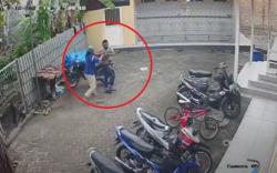 Terekam CCTV Pencuri Motor di Masjid Tepergok Warga, Dikejar lalu Kena Smackdown