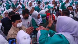 Prabowo Disambut Ibu-Ibu saat Hadiri Kongres Fatayat NU di Palembang<