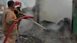 Gegara Puntung Rokok, Kios Bensin Eceran di Gunungpuyuh Sukabumi Ludes Terbakar<