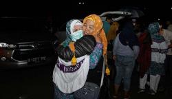 Momen Kedatangan 389 Jemaah Haji Kloter Pertama